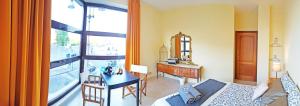 ローマにあるBigFamilyFlats - Vatican & Navonaのリビングルーム(ソファ、テーブル付)、窓が備わります。