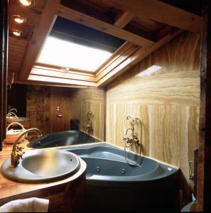 a large bathroom with a tub and a window at La Llúpia in Isavarre