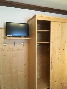 A television and/or entertainment centre at Appartement Höll