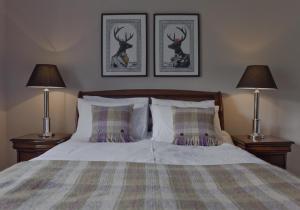 Postel nebo postele na pokoji v ubytování Edinburgh Castle Suite - The Edinburgh Address