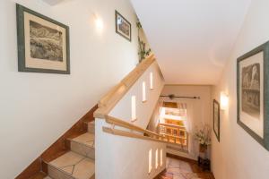 ラムサウ・アム・ダッハシュタインにあるLandhaus & Ferienwohnungen Bergrastの白い壁の家の階段