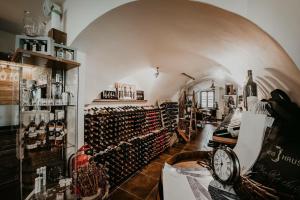 una habitación llena de muchas botellas de vino en Penzion Víno Hruška Pardubice en Pardubice