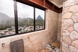 ducha con vistas a las montañas en Sargas Villa, Saint Lucia, en Colombette