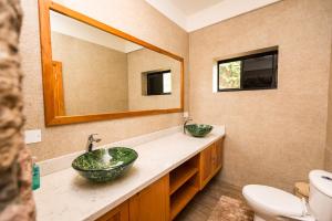 y baño con lavabo y espejo. en Sargas Villa, Saint Lucia, en Colombette