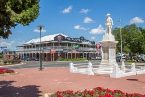 una estatua en medio de una calle con un edificio en The Australian Hotel Murgon, en Murgon