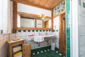 Phòng tắm tại Landhaus & Ferienwohnungen Bergrast +51 ảnh