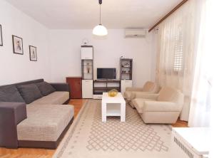 salon z kanapą i stołem w obiekcie Apartments Ivan 41 w Puli