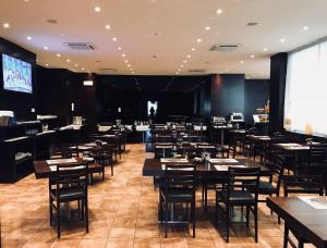 a dining room filled with tables and chairs at Hotel Principe di Piemonte in Rimini