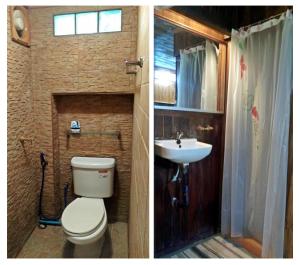 een badkamer met toilet en wastafel bij Pailin Guest House in Bangkok