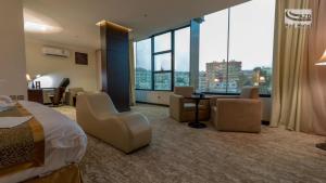 فندق أزد  في أبها: غرفة فندقية بسرير ونافذة كبيرة