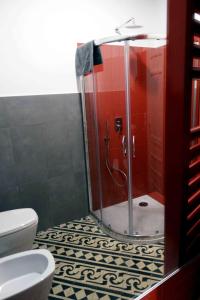 uma casa de banho com uma cabina de duche em vidro e um WC. em Affittacamere ROMA FLAMINIO em Roma