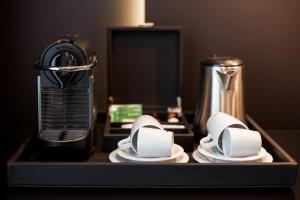 Hotel Platinia في كلوي نابوكا: طاولة عليها صحون وآلة قهوة