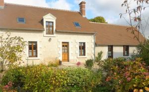 una grande casa bianca con il tetto marrone di GITE "La Bournillière" a Vicq-sur-Nahon