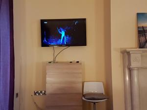 TV a/nebo společenská místnost v ubytování Moorepark West House