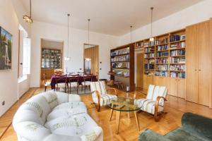 ローマにあるHabitat's Navona 4BR Apartmentのリビングルーム(白いソファ、テーブル付)