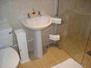 a bathroom with a sink and a toilet at Bobby's Nook in Stroud