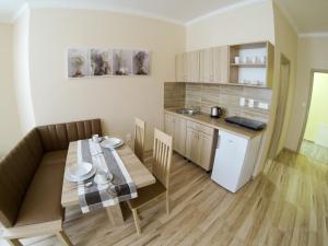 Kuchyňa alebo kuchynka v ubytovaní Apartmány ORAVA-EDDA