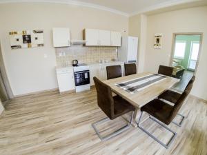 Kuchyňa alebo kuchynka v ubytovaní Apartmány ORAVA-EDDA