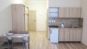 Kuchyňa alebo kuchynka v ubytovaní Apartmány ORAVA-EDDA