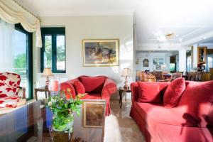 A seating area at Golden Key Villas