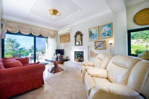 A seating area at Golden Key Villas