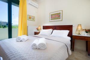 A bed or beds in a room at Golden Key Villas
