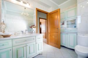 A bathroom at Golden Key Villas