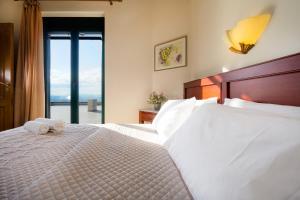 A bed or beds in a room at Golden Key Villas