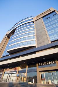 un edificio alto con muchas ventanas en The Stay Furnished Apartments, en Dbayeh