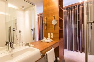 a bathroom with a sink and a shower at ACTIVE by Leitner's in Kaprun