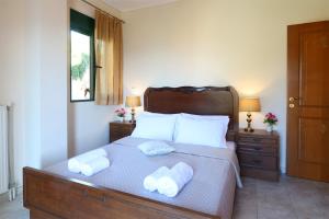 A bed or beds in a room at Golden Key Villas