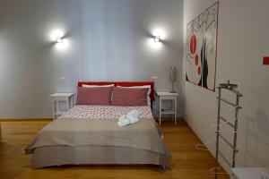 een slaapkamer met een groot bed en 2 tafels bij Affittacamere ROMA FLAMINIO in Rome