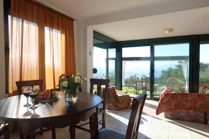 A seating area at Golden Key Villas
