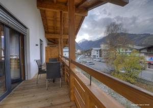 Un balcón con mesa y sillas y una vista en Penthouse Kaprun by Kaprun Rentals, en Kaprun