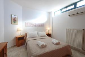 A bed or beds in a room at Golden Key Villas