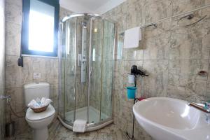 A bathroom at Golden Key Villas