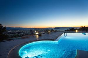The swimming pool at or close to Golden Key Villas