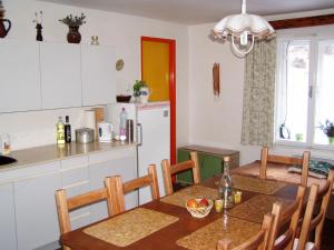 een keuken met een tafel en een keuken met een koelkast bij Jafura in Dolná Turecká