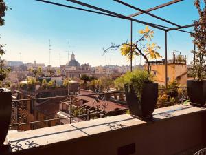 ローマにあるイル コーヴォ B＆Bのバルコニーから市街の景色を望めます。