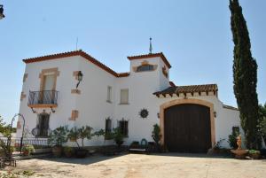 a large white house with a large garage at Sol Blanc in Alguaire
