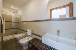 bagno con lavandino bianco e servizi igienici di Baroni Giampiccolo Suite a Ragusa
