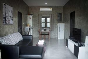 - un salon avec un canapé et un réfrigérateur dans l'établissement PK Villa Huahin, à Hua Hin 39 autres photos