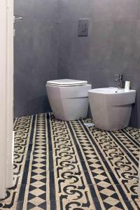 ein Bad mit einem WC und einem Waschbecken in der Unterkunft Affittacamere ROMA FLAMINIO in Rom