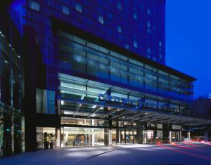 ein großes Gebäude mit blauem Schild drauf in der Unterkunft Crown Promenade Melbourne in Melbourne