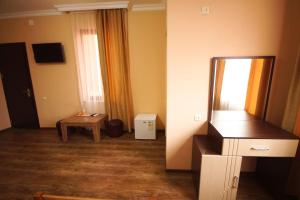 Телевизор и/или развлекательный центр в Marani Hotel