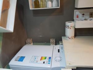 pudełko z pizzą na stole w obiekcie Saint George's House centro-stazione-ospedali w mieście Alessandria