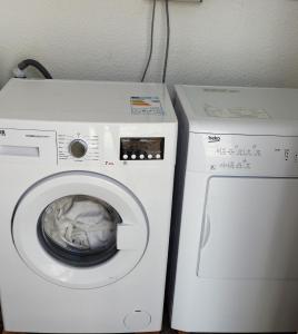 een wasmachine en een droger in de kamer bij Las Flores studio 4 in Playa de las Americas
