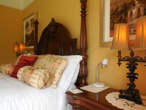 Uma cama ou camas num quarto em Crystal Springs B&B