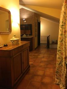 salon z drewnianą podłogą i lustrem w obiekcie B&B MontAlbano w mieście Caserta +37 zdjęć
