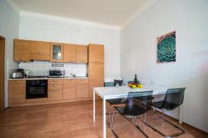 cocina con mesa y sillas en una habitación en Modern Cozy Apartment by Ruterra, en Praga